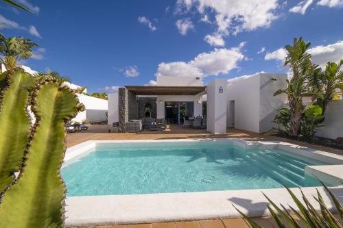 Excellent Playa Blanca Villa 4 Bedrooms Villa Mestana Modern Interiors