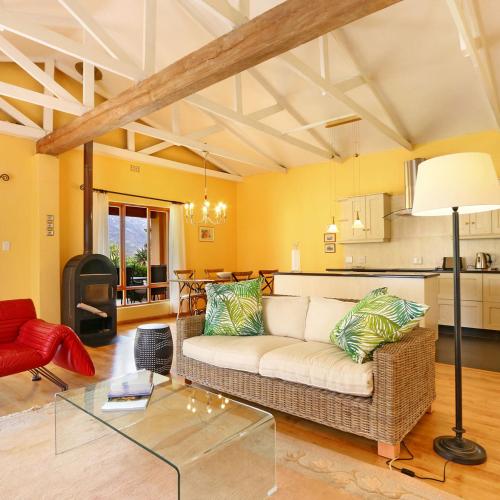 Area soggiorno di Apricot Gardens Guesthouse