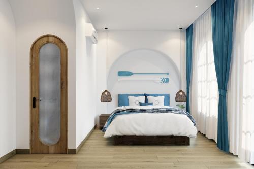 a bedroom with a bed and a large mirror at Hotel SHOL Ninh Chu in Thôn Nhơn Sơn