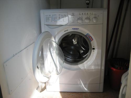 ミーラにあるVilla Pastoriの洗濯機(室内に開閉可能)