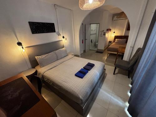 mała sypialnia z łóżkiem w pokoju w obiekcie La Locanda w mieście Bangkok