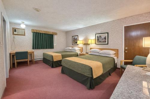 a hotel room with two beds and a desk at Rychter Hotel Hope in Hope