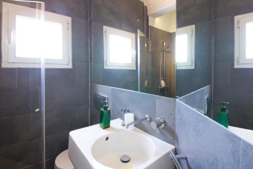 y baño con lavabo y espejo. en Merlot Apartment, en San Sebastián