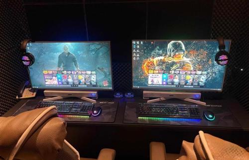 two computer monitors sitting on top of a desk at 달빛소리호텔 in Ajung-yŏk