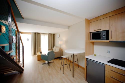 Η κουζίνα ή μικρή κουζίνα στο Hotel Praia