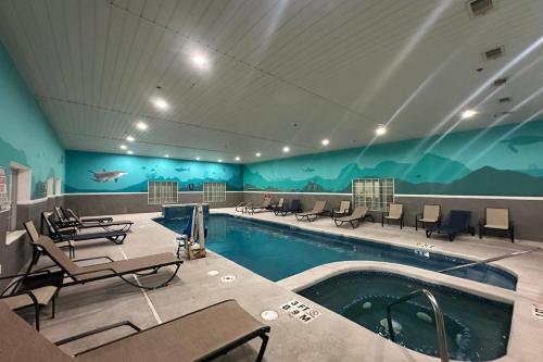 a pool in a hotel with chairs and a swimming pool at La Quinta by Wyndham Alamo-McAllen East in Alamo