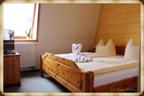 Hotel Pränzkow في تسفيكاو: غرفة نوم بها سرير عليه فستان