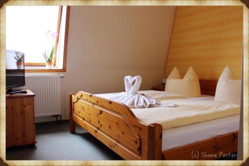 ein Schlafzimmer mit einem Bett mit einem Kleid drauf in der Unterkunft Hotel Pränzkow in Zwickau