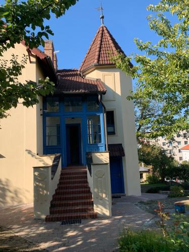 Art nouveau villa with garden close to center
