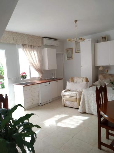 Habitación privada en apartamento compartido Teatinos Pilar planta baja