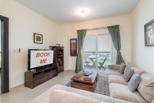Free housekeeping visits during your stay - StayShort - Charming & Bright 1BR in Red Residence Dubai Sports City