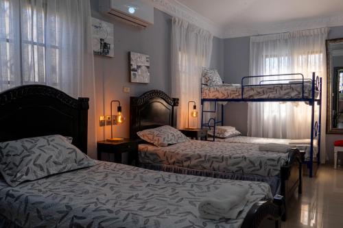 a bedroom with two bunk beds and a window at Casa familiar con piscina y cerca de la playa in La Belleza