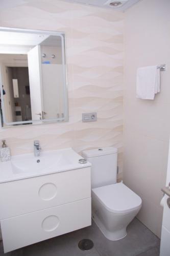 Apartamento Moderno con Piscina y Aparcamiento
