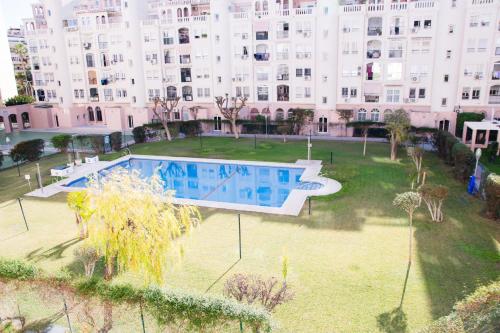 Apartamento Moderno con Piscina y Aparcamiento