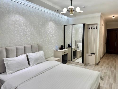 Ліжко або ліжка в номері Toshkent Hotel