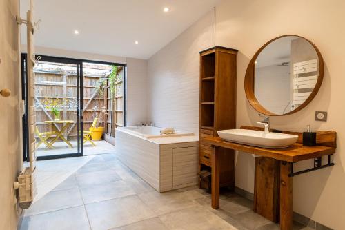 a bathroom with a sink and a mirror at Les Bobos à la ferme in La Madelaine-sous-Montreuil
