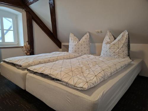 a bed with pillows on it in a bedroom at NEU! Ferienwohnung Hanka in Crostwitz