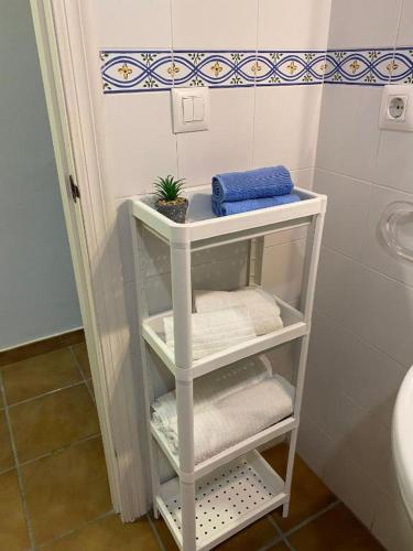 a white towel rack with towels in a bathroom at Casa Costa Atlantica in Costa Ballena