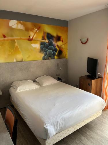 a bedroom with a bed with a painting on the wall at LOGIS Hotel l'Escargotière Dijon Sud - Chenove in Chenôve