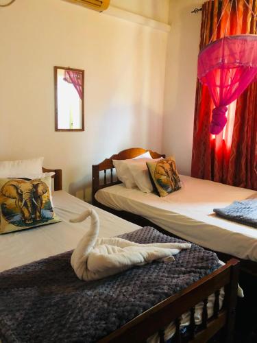 Llit o llits en una habitació de Thisal Guest House