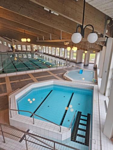 Draufsicht auf zwei Schwimmbecken in einem Gebäude in der Unterkunft Valjeviken in Sölvesborg
