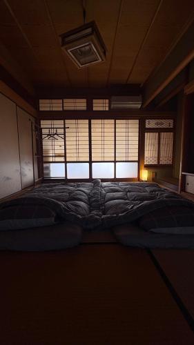 a large bed in a room with a window at sakurazaka in Tanabe