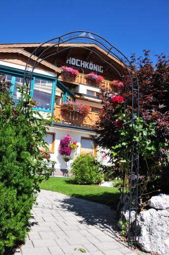 a building with flowers on the side of it at Aparthotel DAS Hochkönig in Ramsau am Dachstein
