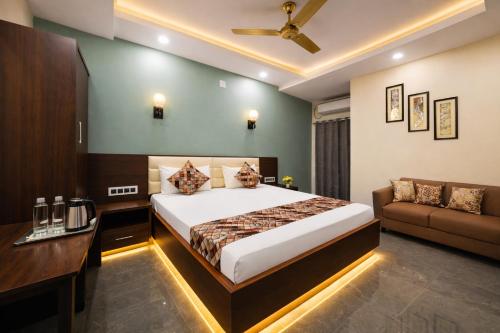 a bedroom with a bed and a desk and a couch at Hotel New Rajasthan in Rānchī