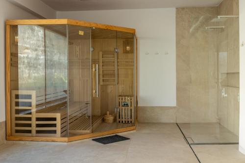 a glass shower in a room with at Casa Rico in Guardamar del Segura