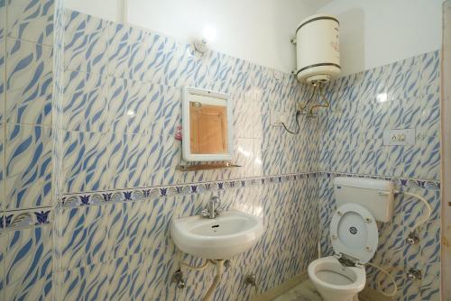a bathroom with a sink and a toilet at backpacker's stop in Jagatsukh
