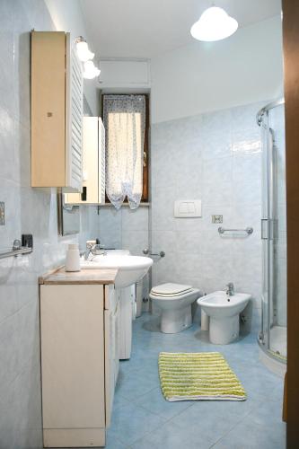 a bathroom with a sink and a toilet at Casa Cate in Poggibonsi