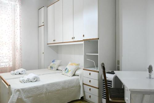 a small room with two beds and a kitchen at Casa Cate in Poggibonsi