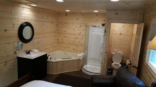 Phòng tắm tại Brook Pointe Inn
