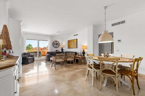 Appartement face mer avec accès au padel privé belle terrasse et grande piscine