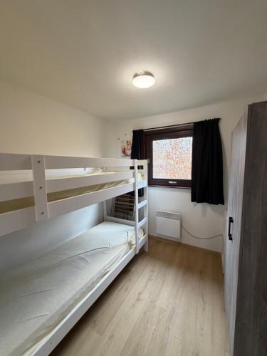 a room with two bunk beds and a window at Coeur de bois - 19 in Petit Mesnil