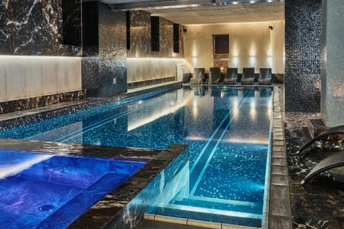 una piscina in un hotel con acqua blu di Hotel Monopol a Breslavia