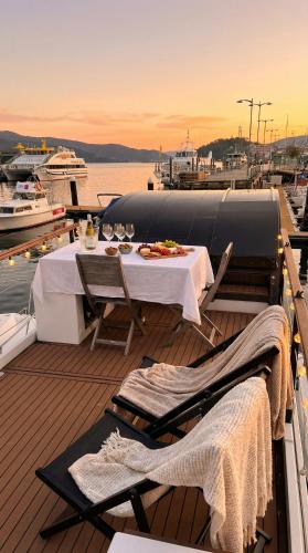 Casa Flotante en el Centro de Vigo - Different Charter