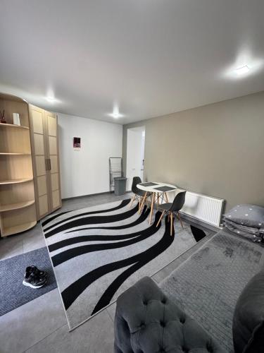 una stanza con un tavolo e sedie su un tappeto di Apartament Edinet a Edineţ