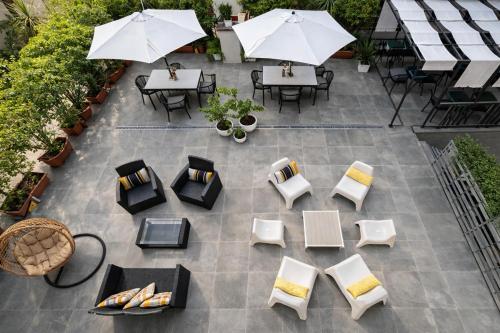 an overhead view of a patio with tables and umbrellas at Hotiday Firenze Vespucci in Florence