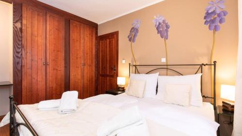 a bedroom with a bed with purple flowers on the wall at Appartment house Zara in Brzac