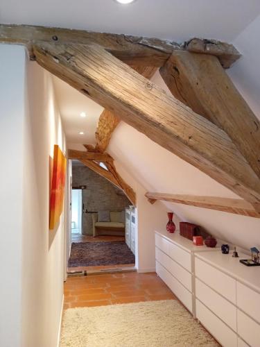 ein Zimmer mit Holzbalken auf einem Dachboden in der Unterkunft Ode au Bonheur St Georges sur Cher in Saint-Georges-sur-Cher