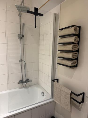 a bathroom with a shower with a tub and towels at vakantie appartement D'vine in Valkenburg