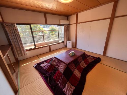 an overhead view of a room with a bed and a window at 古民家ゲストハウスときわ in Kamakura