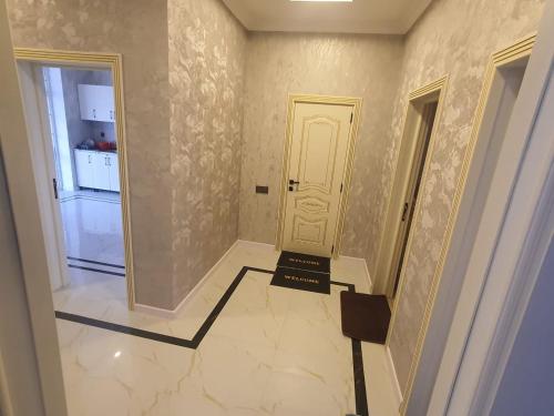 ein Flur mit einer weißen Tür in einem Zimmer in der Unterkunft dlb VILLA 1 in Baku