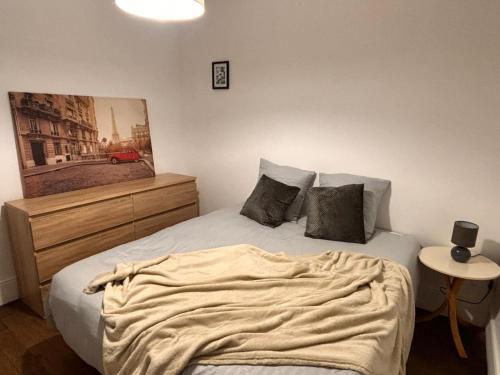 a bedroom with a bed with a blanket on it at Refuge Éclatant Paray 4 couchages in Paray-le-Monial