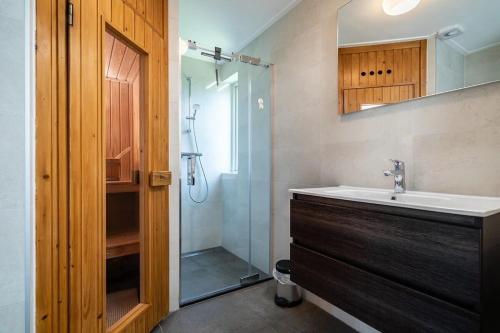 a bathroom with a sink and a shower at Christoffellaan 57 in Brouwershaven