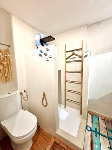 a bathroom with a toilet and a towel ladder at Le Gouvernail - Montélimar in Montélimar