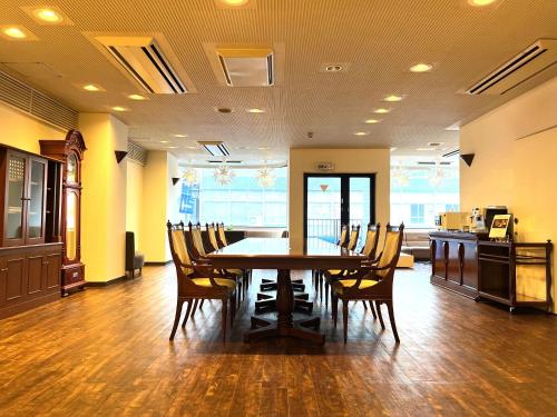 a conference room with a wooden table and chairs at Hotel Il Viale Hachinohe Annex in Hachinohe