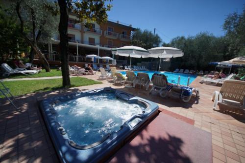 Bazén v ubytování Hotel Alpi nebo v jeho okolí