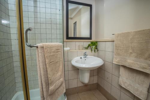 a bathroom with a sink and a mirror at Carousel Eco Estate in Temba